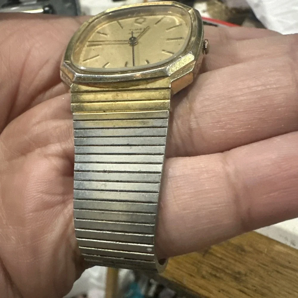 Works VTG 1982 TIMEX Q Mens 40mm Date Quartz Watch Gold Tone New Battery Fit 7